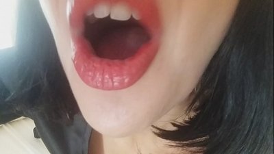 Скъпа, мащехата ти не те пуска на училище днес... Твърде много се нуждая от теб...